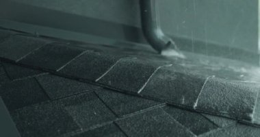 Su kanalizasyon borusundan kiremitli bir çatıya akar. Şiddetli yağmur.