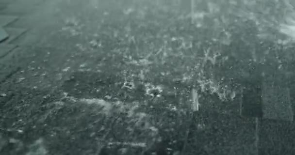 Ploaia Puternică Varsă Acoperișul Unei Case Din Șindrilă Moale — Videoclip de stoc