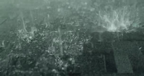 一场豪雨倾泻在由柔软弹壳制成的房子的屋顶上 — 图库视频影像