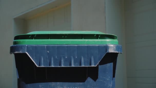 Homem Joga Saco Lixo Tanque Lixo Perto Sua Casa — Vídeo de Stock