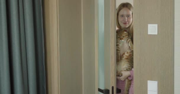 Una Ragazza Entra Nella Stanza Tiene Braccio Simpatico Gatto Rosso — Video Stock