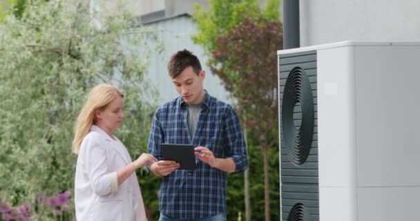 Ένας Νεαρός Μηχανικός Συμβουλεύει Έναν Πελάτη Για Δημιουργία Αντλίας Θερμότητας — Αρχείο Βίντεο