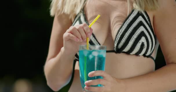 Frau Bikini Zertrümmert Eis Einem Cocktail Nahaufnahme — Stockvideo