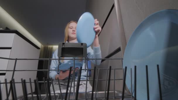 Ребенок Кладет Грязную Посуду Посудомоечную Машину — стоковое видео