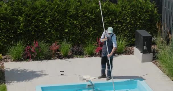 Trabalhador Limpa Uma Piscina Com Aspirador Especial — Vídeo de Stock
