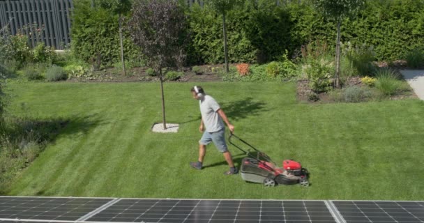 Der Hausbesitzer Mäht Das Gras Auf Dem Rasen Hinterhof Des — Stockvideo