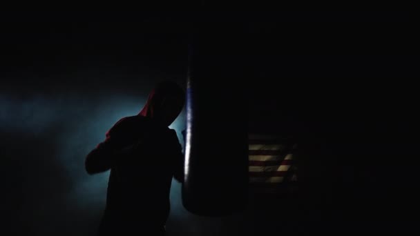 Bojovníci Silueta Trojice Tělocvičně Trefí Boxerskou Hrušku — Stock video