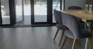 Golden Retriever hızla eve koşar, yemek için çağırılırdı..