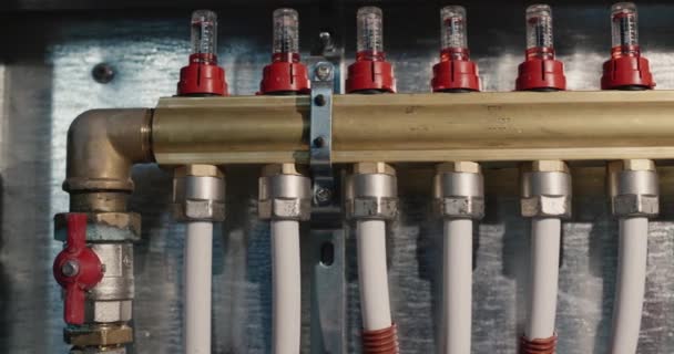 Расческа Системы Отопления Много Пластиковых Труб Идут Пол Нагреть Комнату — стоковое видео