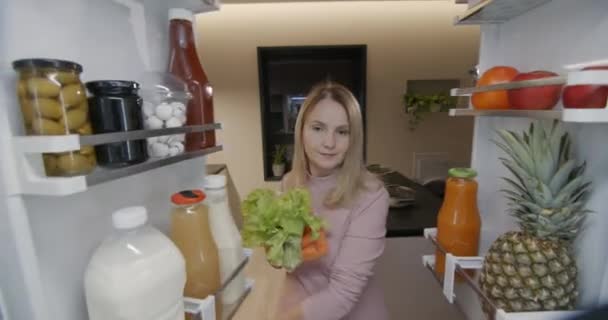 Une Femme Âge Moyen Met Nourriture Dans Réfrigérateur Vue Intérieur — Video