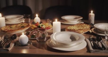 Şenlikli ve güzel bir Şükran Günü sofrası.