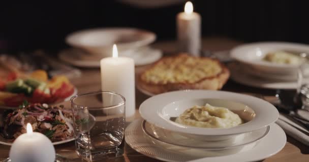 Zupę Umieszcza Się Talerzu Świątecznie Podawany Stół — Wideo stockowe