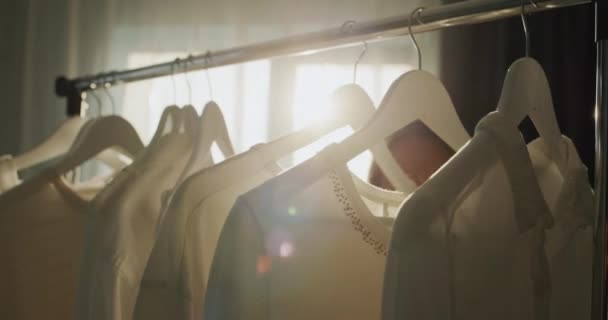 Eine Frau Wählt Kleidung Der Umkleidekabine Silhouette Der Sonne Seitenansicht — Stockvideo
