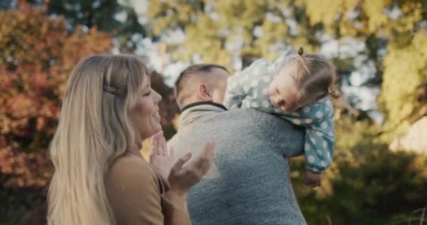 Munter Par Forældre Leger Med Deres Lille Datter Parken Griner – Stock-video