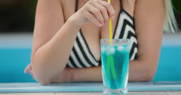 Mayo Giymiş Güzel Bir Kadın Havuzun Kenarındaki Kokteylde Buz Karıştırıyor — Stok video