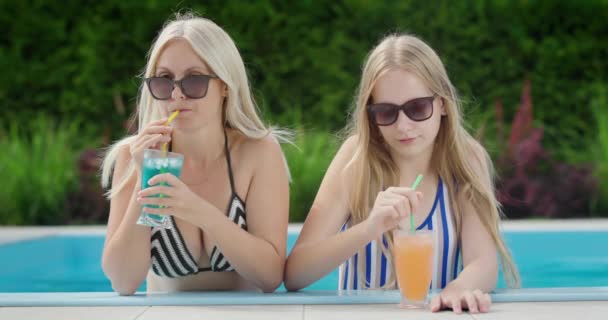 Μαμά Και Έφηβη Κόρη Χαλαρώνουν Στην Πισίνα Πίνοντας Κοκτέιλ — Αρχείο Βίντεο