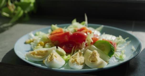 Овочевий Зелений Салат Посипають Тертим Сиром — стокове відео