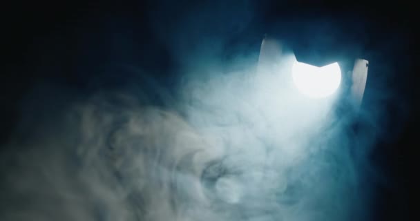 Темряві Потужне Спрямоване Світло Проникає Крізь Промінь Освітлюючи Закручений Туман — стокове відео