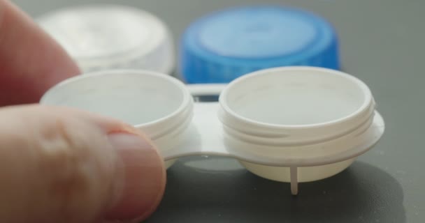 Cımbız Yakın Plan Bir Kontak Lensi Depolama Çözeltisine Yerleştiriyor — Stok video