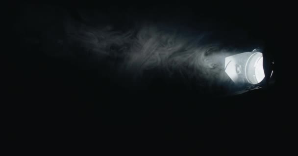 Lumina Reflectoarelor Strălucește Întuneric Luminând Ceața Rotită — Videoclip de stoc
