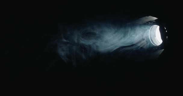 一个强大的方向性光源在黑暗中闪耀 雾气在光束中旋转 — 图库视频影像