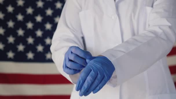 Lekarz Nosi Rękawice Ochronne Przed Amerykańską Flagą — Wideo stockowe