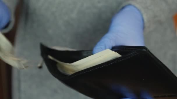 Mężczyzna Rękawiczkach Ochronnych Wyciąga Pieniądze Portfela — Wideo stockowe