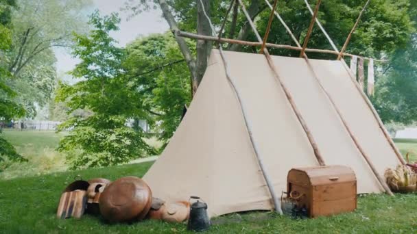 老军队和穿旧衣服的人的帐篷营地 重温十八世纪的历史事件 — 图库视频影像
