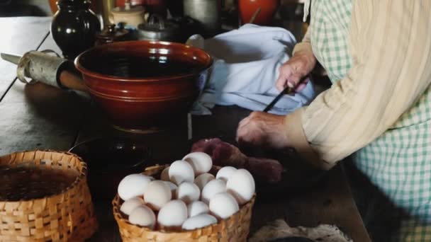 Een Vrouw Traditionele Kleding Van Amerikaanse Pionier Immigranten Bereidt Voedsel — Stockvideo