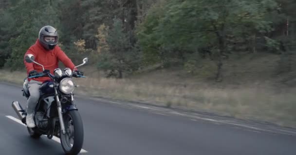 Motociclista Paseos Largo Del Bosque Día Nublado — Vídeos de Stock