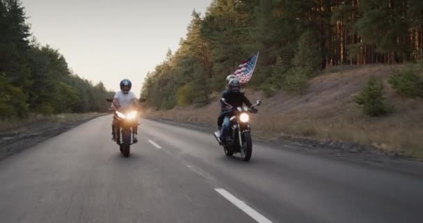 Grupa Rowerzystów Jedzie Wzdłuż Autostrady Zachodzie Słońca Flagą Ameryki Podróżując — Wideo stockowe