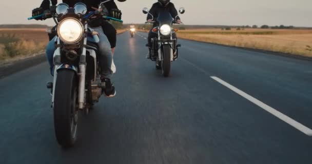 骑自行车的人在高速公路上开车 还有特写方向盘 其他骑摩托车的人可以在后面看到 — 图库视频影像