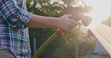 Bahçıvanlar bir bahçe hortumunu difüzörle doldurur..