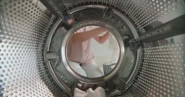 Een Vrouw Stopt Gekleurd Ondergoed Een Wasmachine — Stockvideo