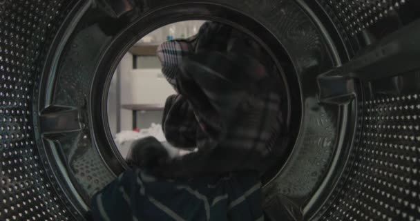 Μια Γυναίκα Πετάει Άπλυτα Στο Πλυντήριο — Αρχείο Βίντεο