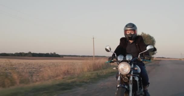 Monta Una Motocicleta Camino Campo — Vídeo de stock