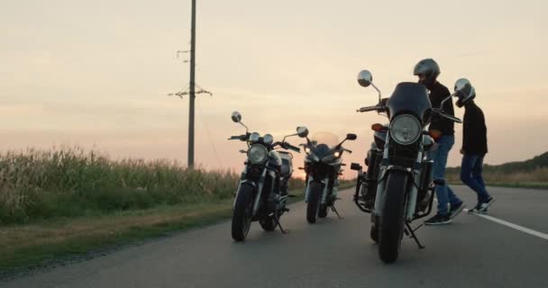 Grupa Motocyklistów Wsiada Motocykle Rozpoczyna Podróż — Wideo stockowe