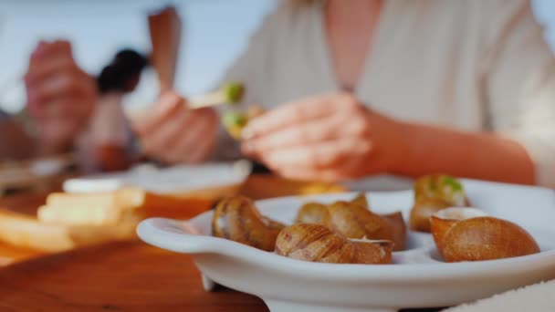 Turisté Ochutnávají Šneky Vynikající Pokrm Francouzské Kuchyně — Stock video
