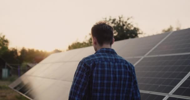 Человек Ходит Домашней Солнечной Электростанции — стоковое видео