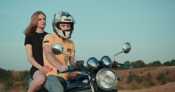 Ein Mann Und Ein Mädchen Sitzen Auf Einem Motorrad Und — Stockvideo