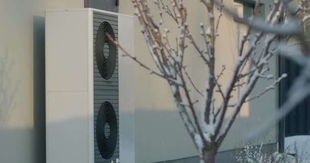 现代别墅附近的热泵 加热方面的现代技术 — 图库视频影像
