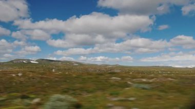 Norveç kırsalının güzel manzarası. Otobüsün penceresinden bak. 4k video
