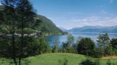 Norveç'in görkemli fiyortları, araba penceresinden manzara. 4k video
