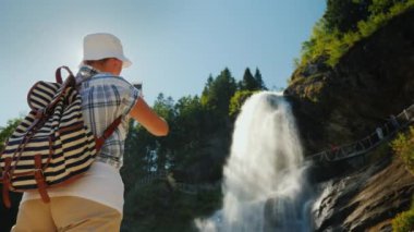 Norveç'in Batı bir şelale olduğu seyahat alır resimler, görkemli Steinsdalsfossen. 4k video