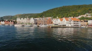 Ünlü bir sokak Bergen, ahşap evlerde ön planda bir lüks yat renkli.