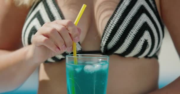 Vrouw Bikini Verbrijzelt Ijs Een Cocktail Close — Stockvideo