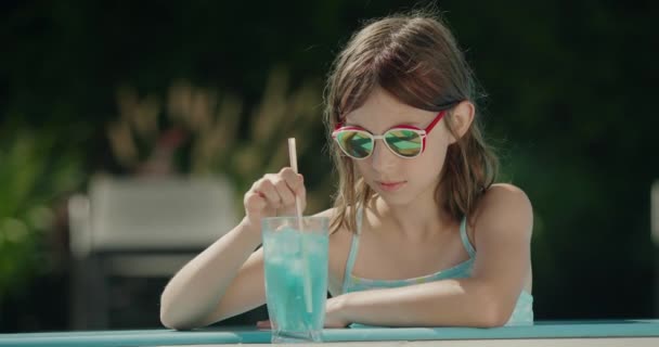 Ένα Έφηβο Κορίτσι Συνθλίβει Τον Πάγο Ένα Κοκτέιλ Στην Άκρη — Αρχείο Βίντεο