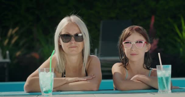Portrait Mother Her Daughter Relaxing Pool Cooling Drinks Next Them — Stock Video