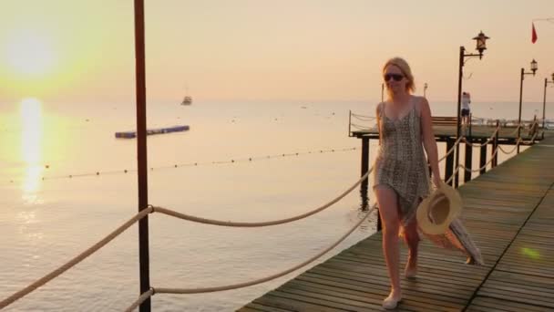 Carefree Woman Light Dress Hat Her Hand Walks Pier — Stock Video