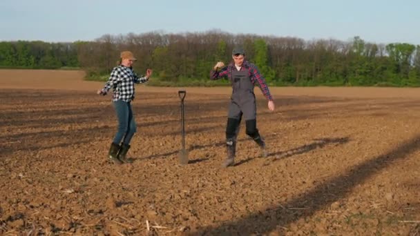 Два Веселых Фермера Танцуют Поле Видеоклип